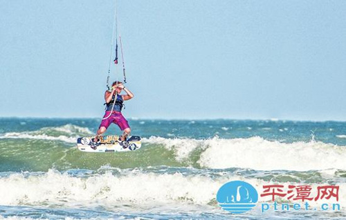 World kitesurfing contest kicks off at Pingtan beach