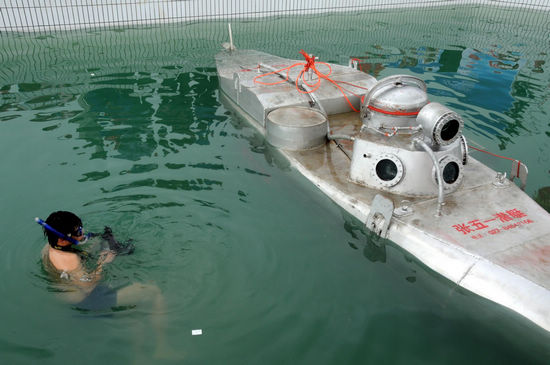 Homemade submarine completes maiden dive Homemade submarine completes maiden dive