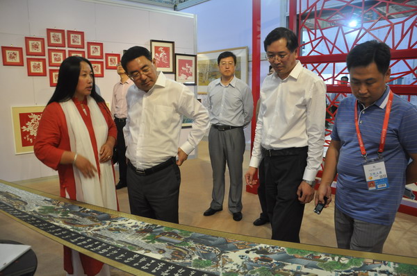 Provincial official drops by for a look at China-Northeast Asia Expo