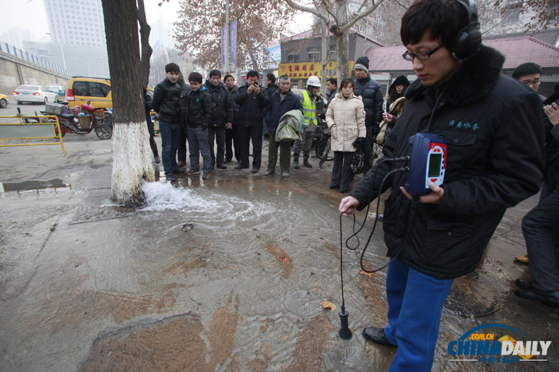 濟南首現大樹“吐水”奇觀