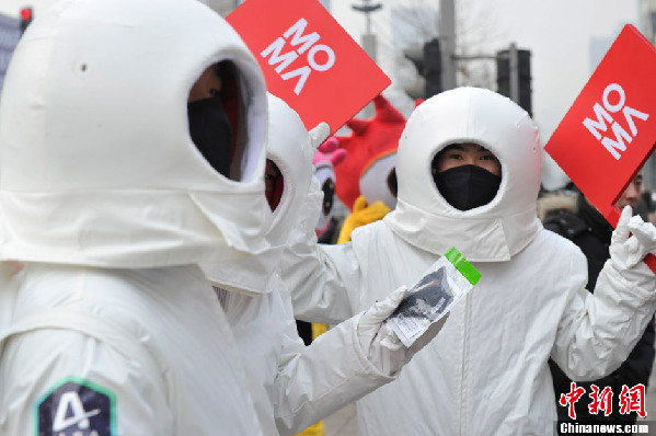 山西街頭現“太空人” 向民眾發放PM2.5口罩