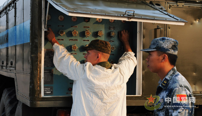 我軍赴俄參演戰機首訓 飛行員頭盔涂豹頭圖案