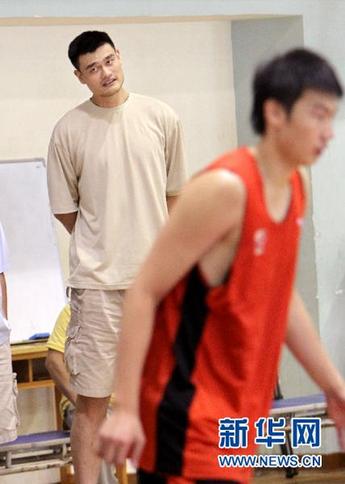 姚明現(xiàn)身梅隴訓練基地[組圖]