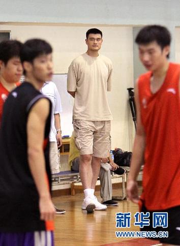 姚明現(xiàn)身梅隴訓練基地[組圖]