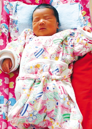 王楠兒子首度曝光 出生四天第一次游泳