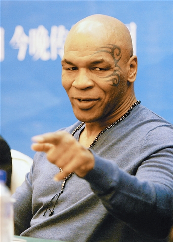 拳王泰森駕到天津 積極做秀大展紋身