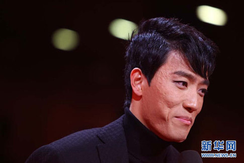 劉翔燙頭畫眼線煙熏妝亮相 網友大呼