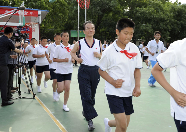 溫總理和小學生上體育課過六一