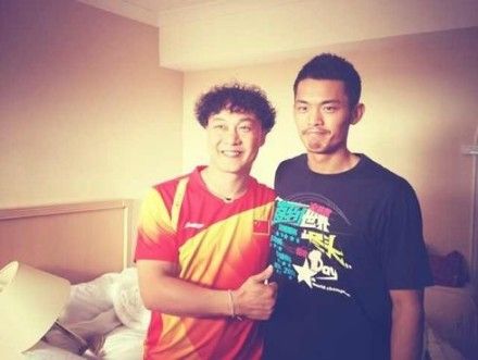 陳奕迅穿隊服與林丹合影被錯認他媽