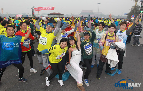 現場直擊北京馬拉松 中國“眼鏡俠”連續21次摘冠