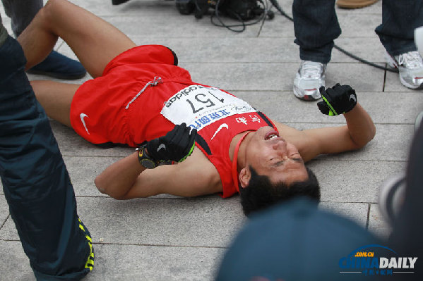 現場直擊北京馬拉松 中國“眼鏡俠”連續21次摘冠