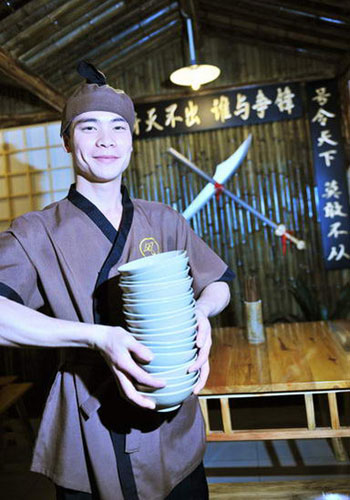成都：武俠餐館服務員古裝打扮迎客[組圖]