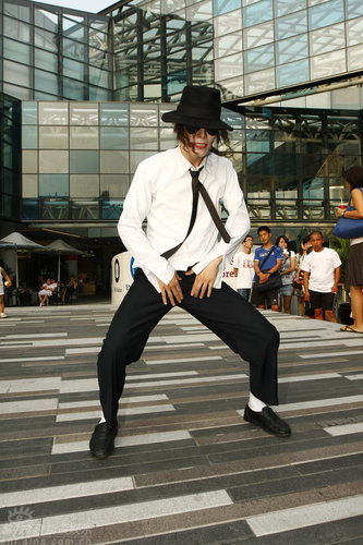 中國最像杰克遜模仿者三里屯熱舞引圍觀[組圖]