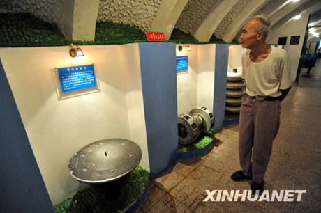 合肥市民防空洞內避暑消夏[組圖]