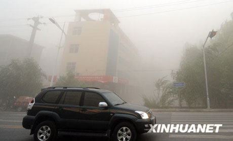 青海格爾木市出現(xiàn)大風沙塵天氣[組圖]