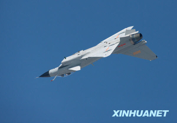 慶祝空軍成立60周年飛行和跳傘表演舉行首次預演